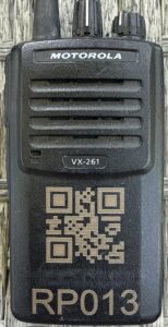 Laitteiden pysyvä merkintä laserkaiverruksella. Kuvaan kaiverrettu QR-koodi ja ”RP013”